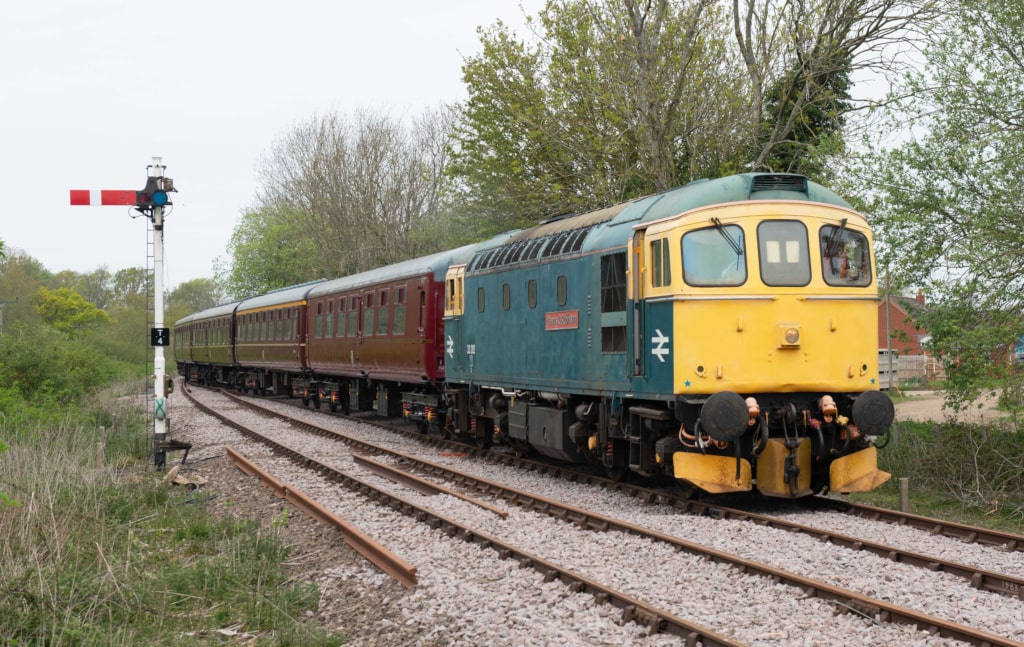 MNR's 33202 approaching Thuxton station