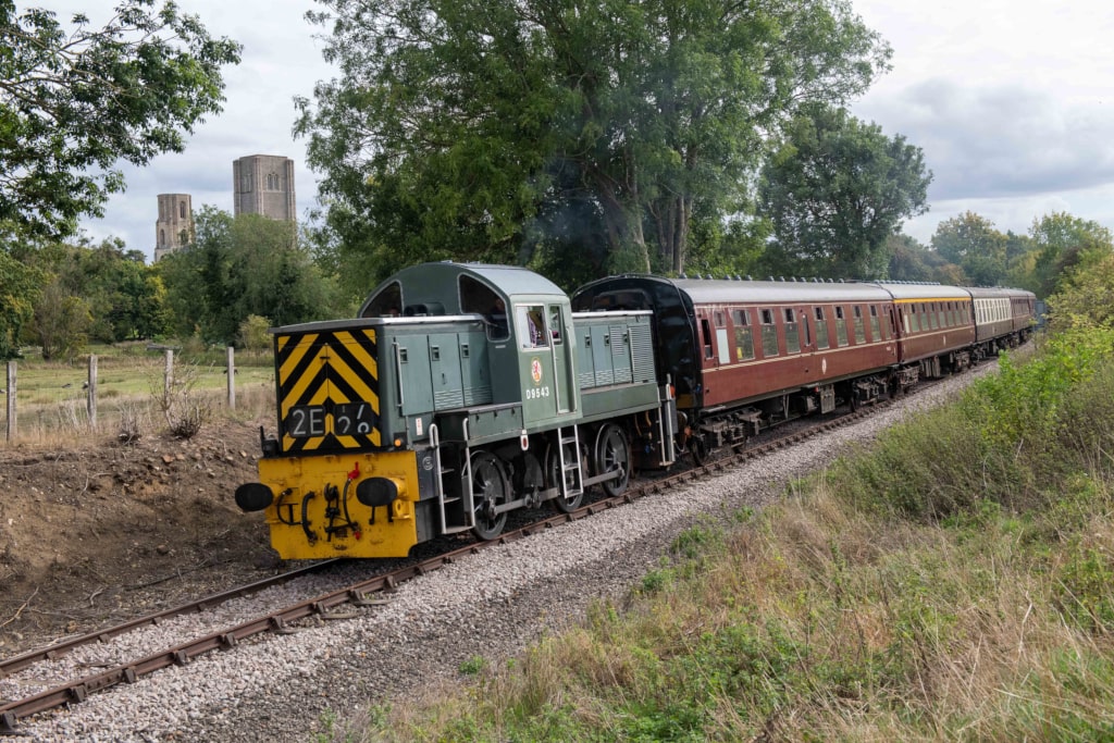 MNR's D9520 departing Wymondham Abbey station with the Abbey in the background